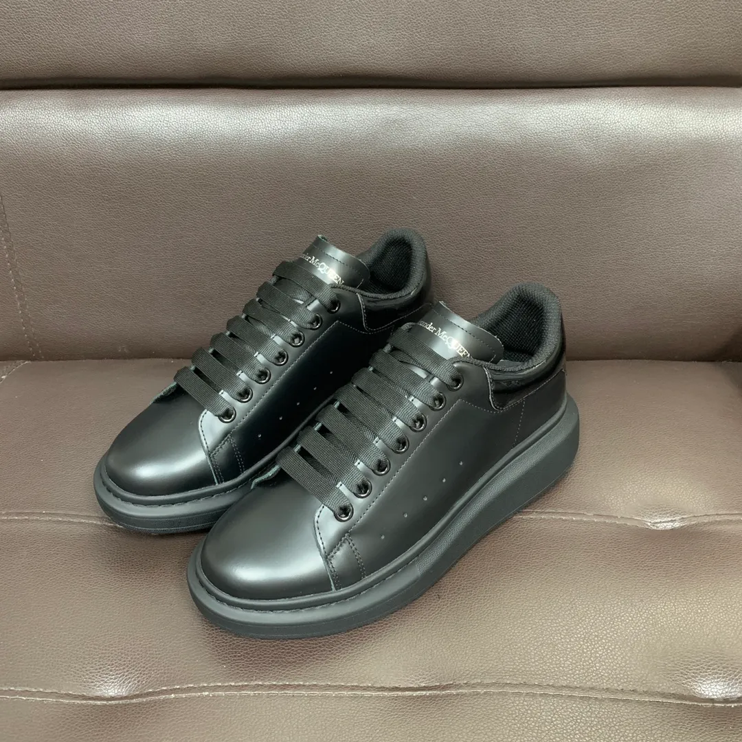 👟👟Ex-factory price 520👟👟 Professional McQueen factory. Top version. Couple style👫 Alexander McQUEEN high version has been upgraded to the highest quality again✅ 💪McQueen Spring, Summer, Autumn and Winter Top version Purchasing level✅ Recruiting national online and offline agents to join🤝 🏆Fabric: Top-grade silk leather imported from Italy, high texture, water-resistant and non-discoloring 🏆Inner: ️Grade A water-dyed sheepskin imported from Italy is dirt-resistant, sweat-absorbent, breathable and comfortable... The heel is embossed with high temperature convex and concave. 🏆 Foot pads: top-grade Italian super-soft cowhide leather 🏆 Outsole: PU original green transparent counter 1:1 🏆 Shoe box: original beige box. Plus white flip cover and double layer protection. Cloth bag, handbag. Certificate of 1:1 mold opening 4-piece set. Delivered with a pair of shoelaces. 🖕🏿🖕🏿🖕🏿You can choose any pair of shoelaces in any color of our factory. 🏆Code number: female 34-41. male 38-46. 🏆Special remarks (female size 34.40.41, male size 38.45.46 are customized and cannot be returned or exchanged) Please note when placing an order in Niuli! Win-win cooperation🤝